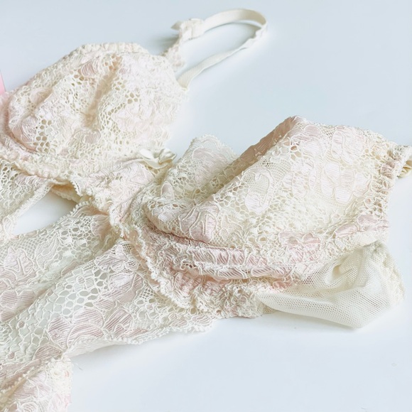 Vintage Victoria’s Secret 34B cream lace bodysuit - Picture 2 of 5